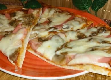 Come imparare a cucinare una deliziosa pizza con funghi e salsiccia