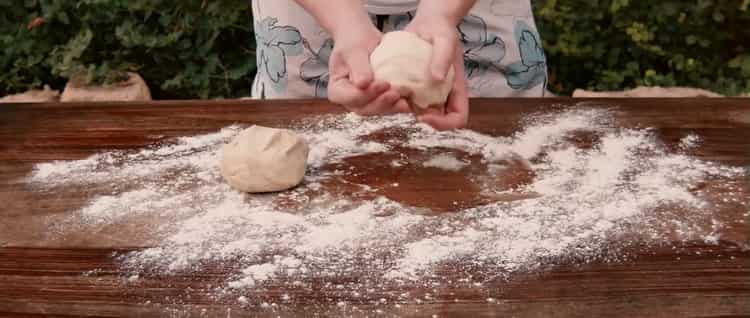 Per preparare la pizza con i gamberi, prepara l'impasto