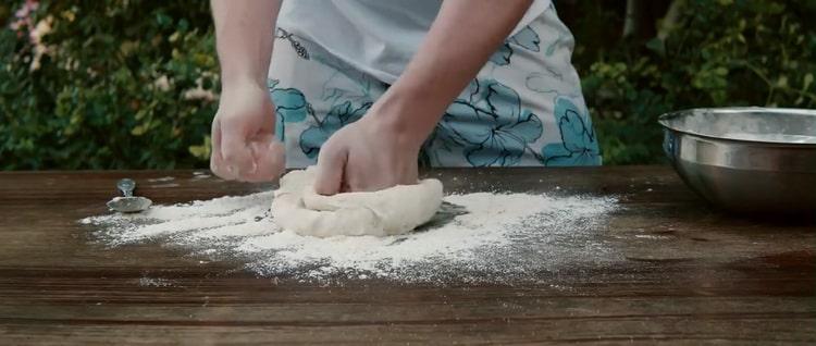 Impastare la pasta per fare la pizza ai gamberetti