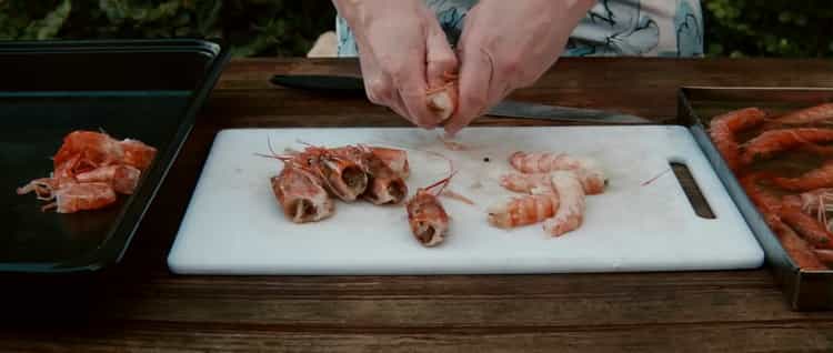 Per preparare la pizza con gamberetti, cuoci tutti gli ingredienti.