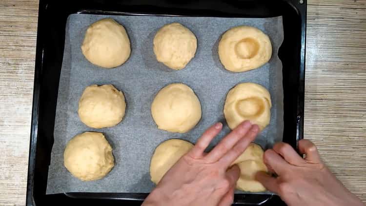 Per preparare i panini con il twrog, prepara l'impasto per cucinare