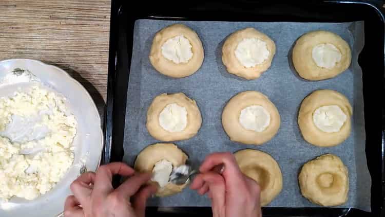 Per preparare i panini con il twrog, metti il ​​ripieno sulla pasta