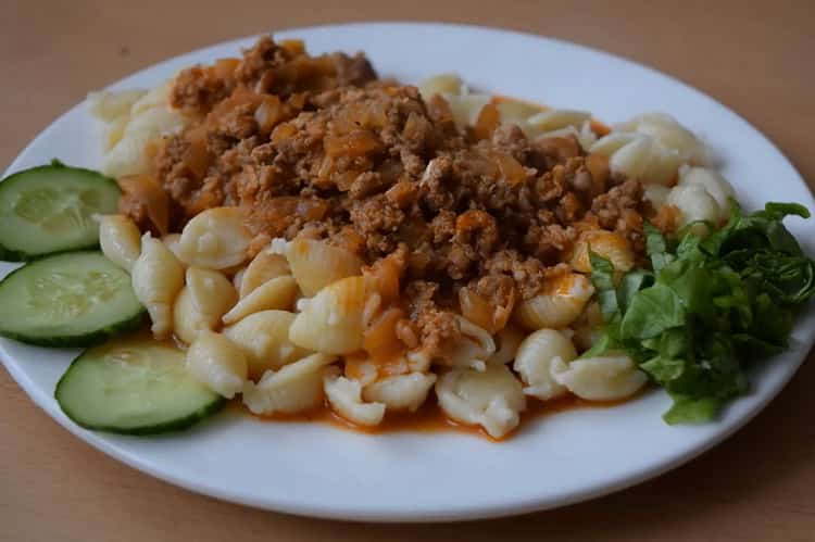 Sugo di pasta macinata per pasta secondo una ricetta passo passo con foto