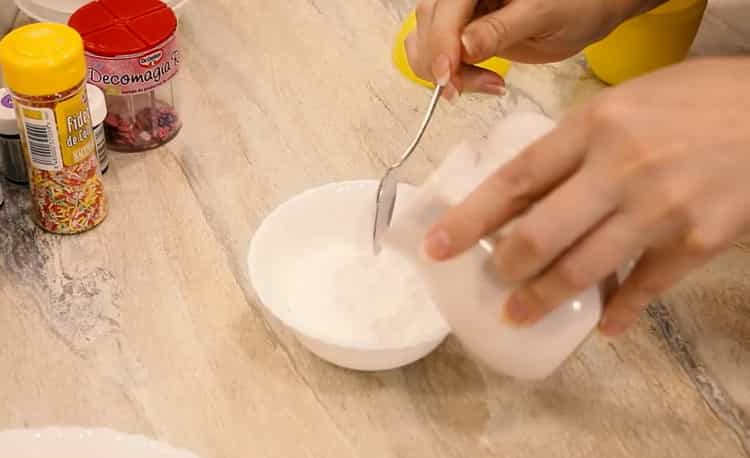 Per fare le ciambelle al forno, prepara la glassa