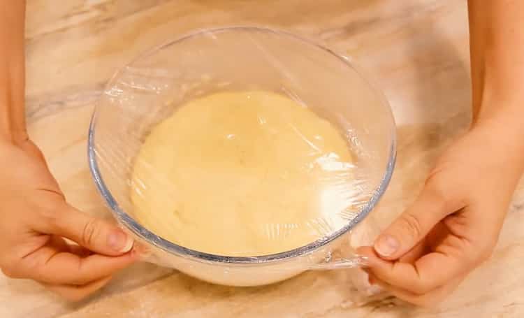 Per fare le ciambelle nel forno, metti la pasta sotto un film