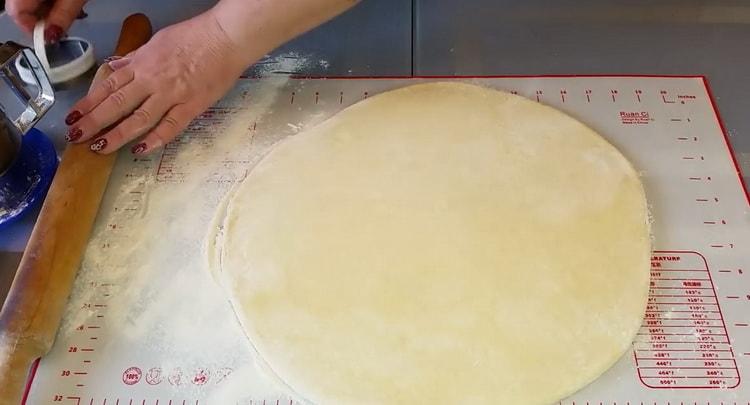 Per fare una ciambella nel latte, stendi la pasta