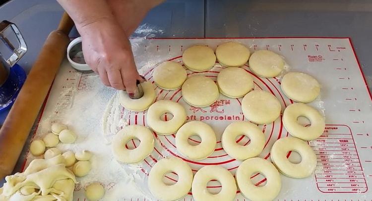 Forma un prodotto per fare una ciambella nel latte