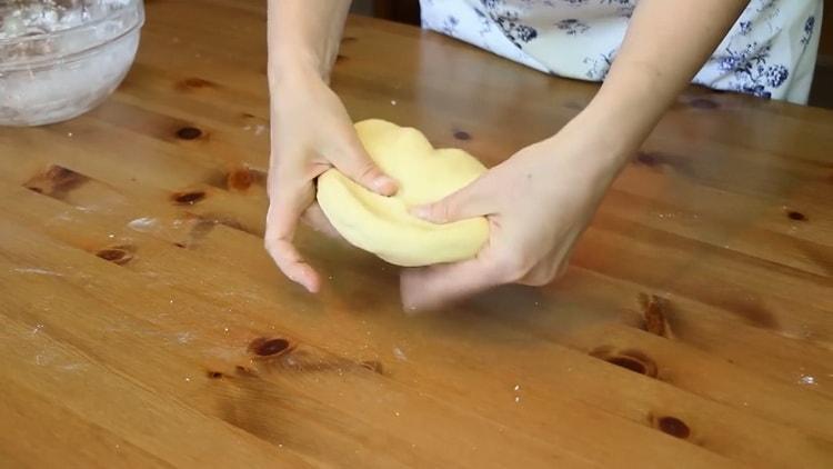 Per fare una ciambella nel latte, impastare la pasta