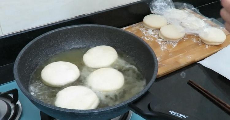 Per fare le ciambelle con il ripieno, friggi i pezzi