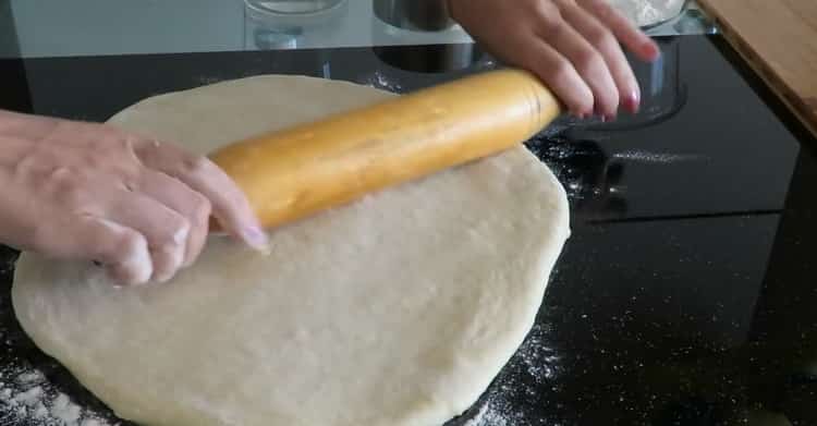 Stendere la pasta per fare le ciambelle