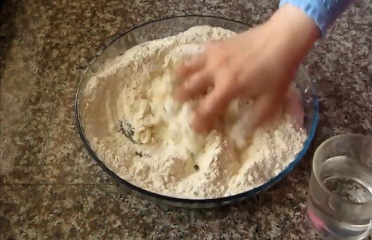 Impastare la pasta per fare tortillas fresche in una padella.