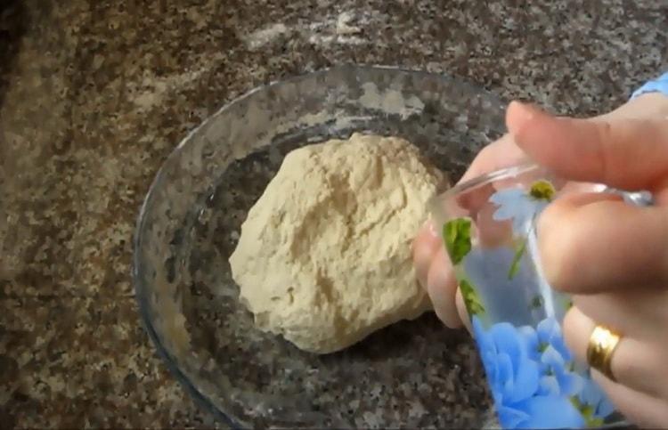 Per preparare tortillas fresche in una padella, aggiungere acqua