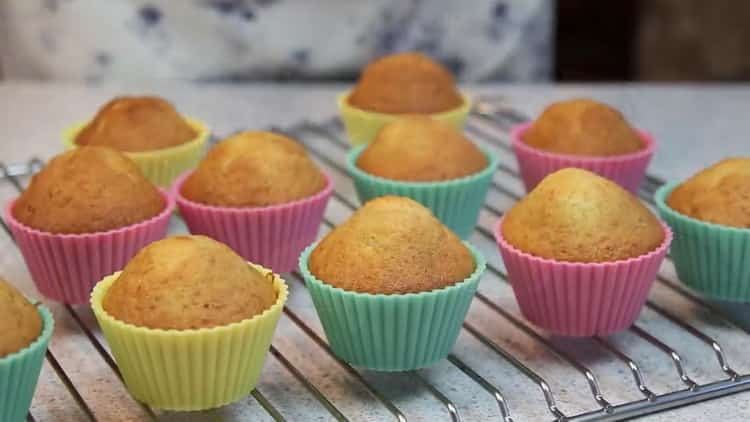 Per preparare un semplice muffin, preriscaldare il forno