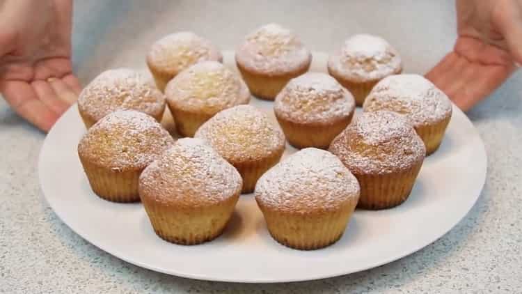 Un semplice cupcake per una ricetta passo dopo passo con una foto