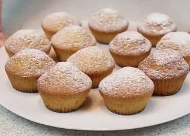 Un semplice cupcake per una ricetta passo dopo passo con una foto