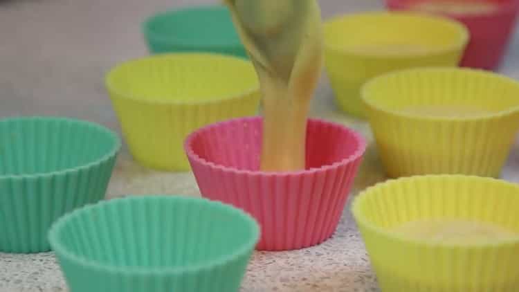 Per preparare un semplice cupcake, prepara uno stampo