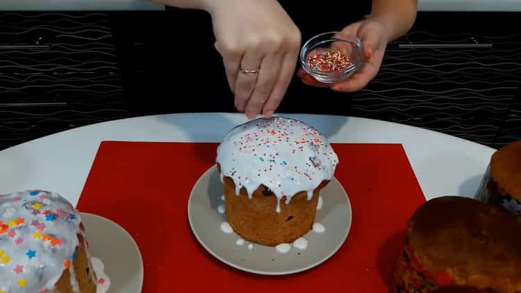 Impara come cucinare una deliziosa e umida torta pasquale usando una semplice ricetta, quanto tempo ci vorrà e anche da cui puoi fare una glassa deliziosa senza albumi.