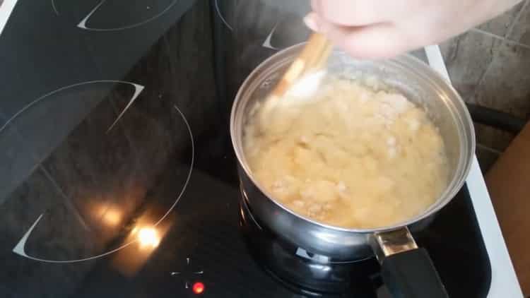 Per preparare i profiteroles alla crema, mescolare gli ingredienti per l'impasto.