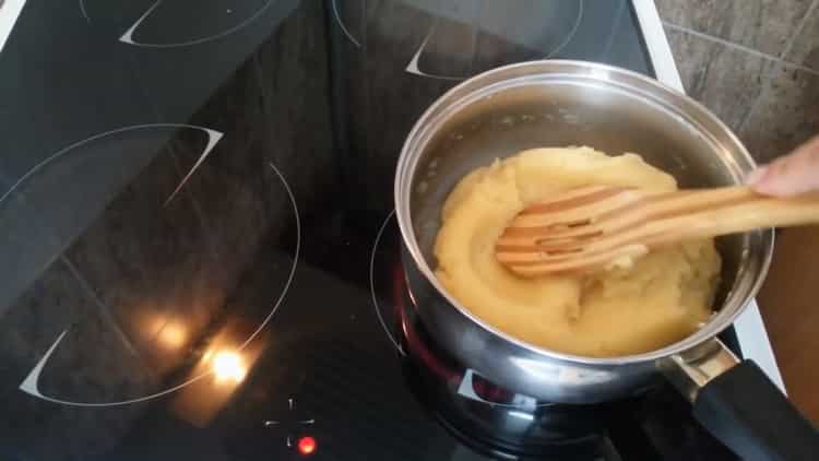 Per preparare i profiteroles alla crema, preparare l'impasto