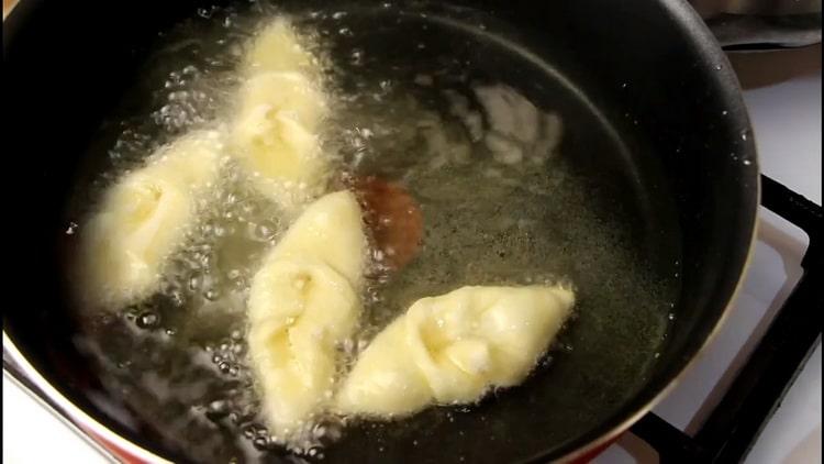 Per preparare gnocchi di kefir, scaldare l'olio