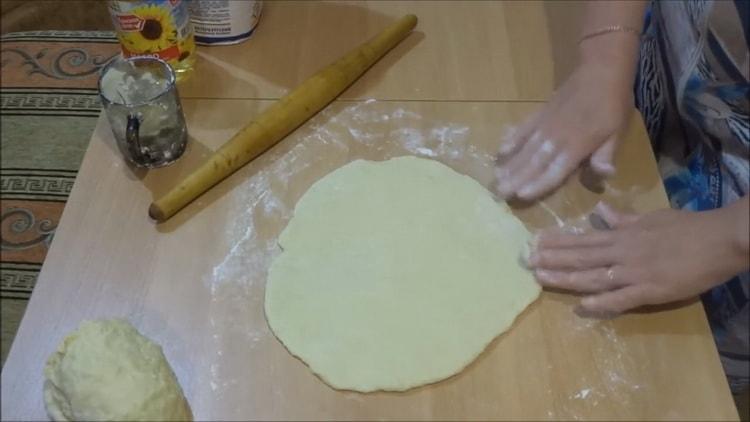 Per preparare gnocchi fritti su kefir, stendere la pasta