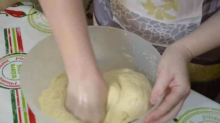 Per preparare una pasta lievitata, impastare