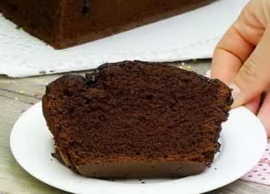 Muffin al cioccolato delizioso nel forno secondo una ricetta graduale con la foto