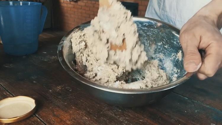 Impastare la pasta per il pane di segale a lievitazione naturale