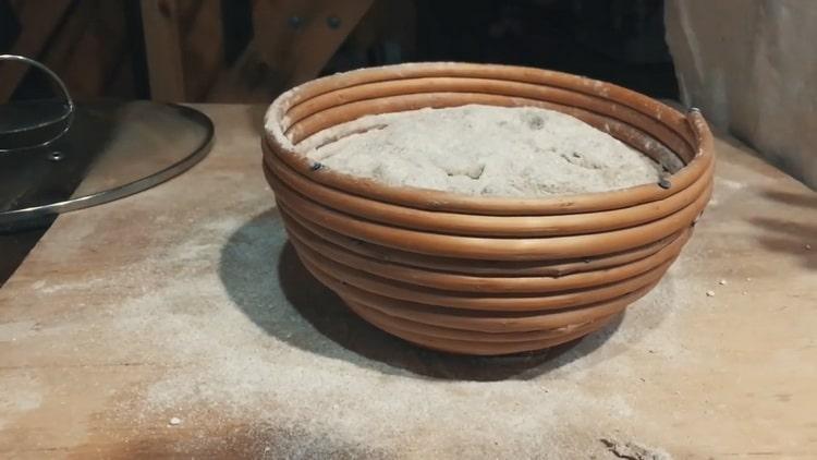 Per preparare il pane di segale lievitato, preparare uno stampo