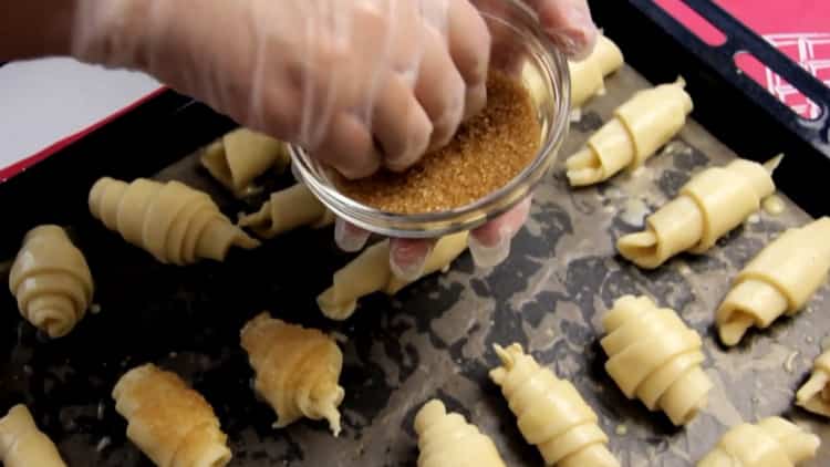 Per preparare i bagel di pasta sfoglia, preparare lo zucchero