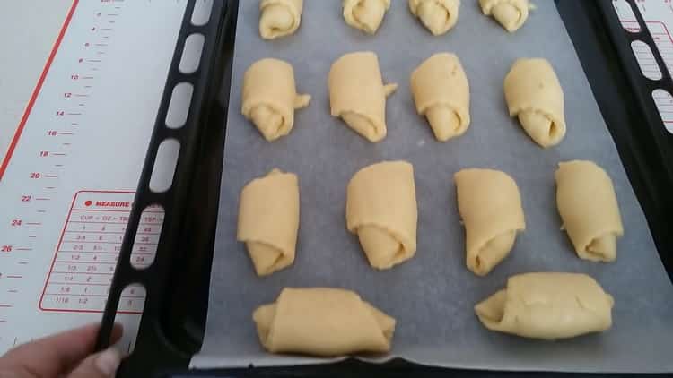 Bagel di pasta frolla con latte condensato bollito - deliziosi pasticcini croccanti e friabili