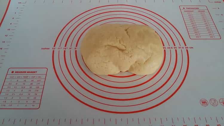 Per preparare bagel con latte condensato, impastare la pasta