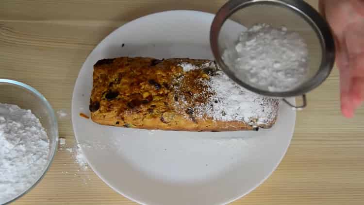 Per preparare una torta natalizia, cospargere con zucchero a velo