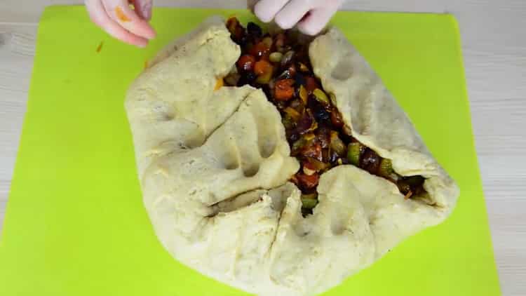 Per preparare una torta natalizia, aggiungi la frutta candita all'impasto.