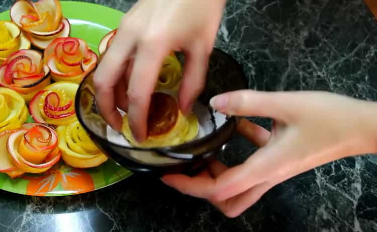 le rose di pasta sfoglia con le mele sono pronte