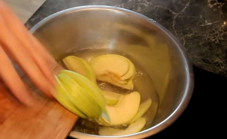 Per preparare le rose di pasta sfoglia, preparare lo sciroppo