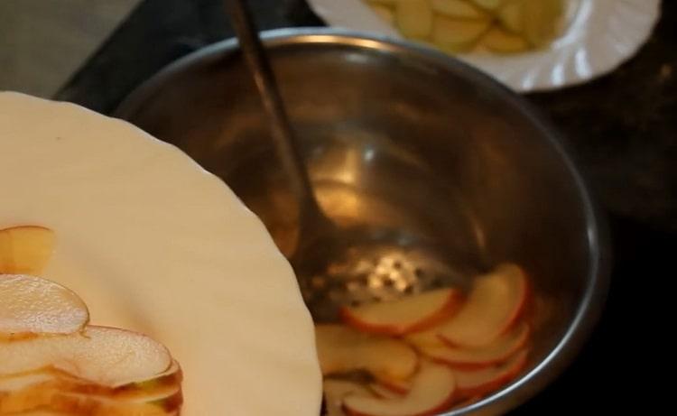 Per fare rose di pasta sfoglia, tagliare le mele