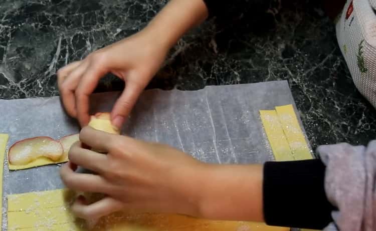 Per preparare le rose dalla pasta sfoglia, torcere l'impasto