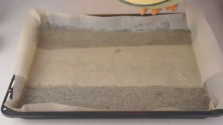 Upang makagawa ng isang roll ng pulang isda, ilagay ang papel sa isang baking sheet