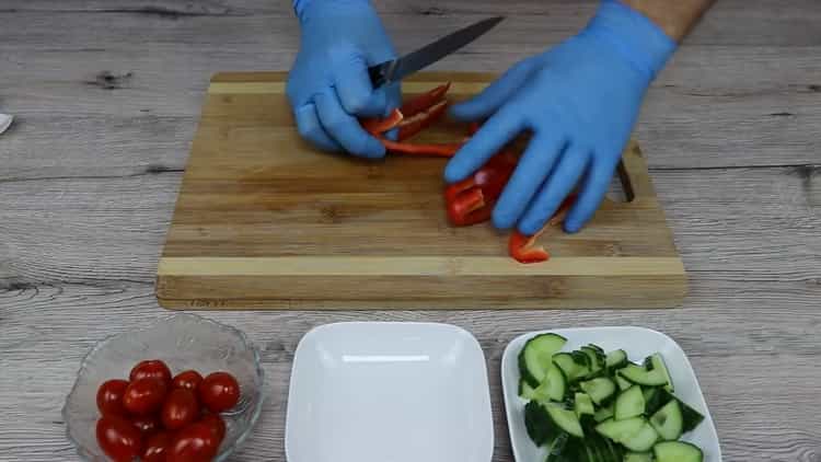 Tagliare le verdure per insalata di pasta