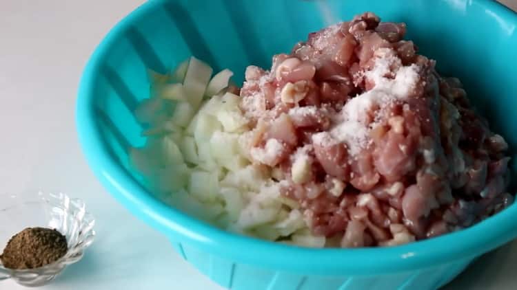 Per cuocere samsa con pollo al forno, cuocere la carne macinata