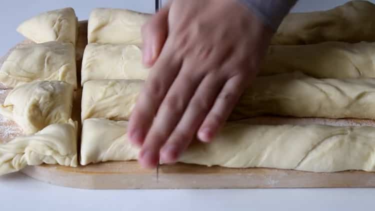 Per preparare il samsa con il pollo nel forno, tagliare l'impasto