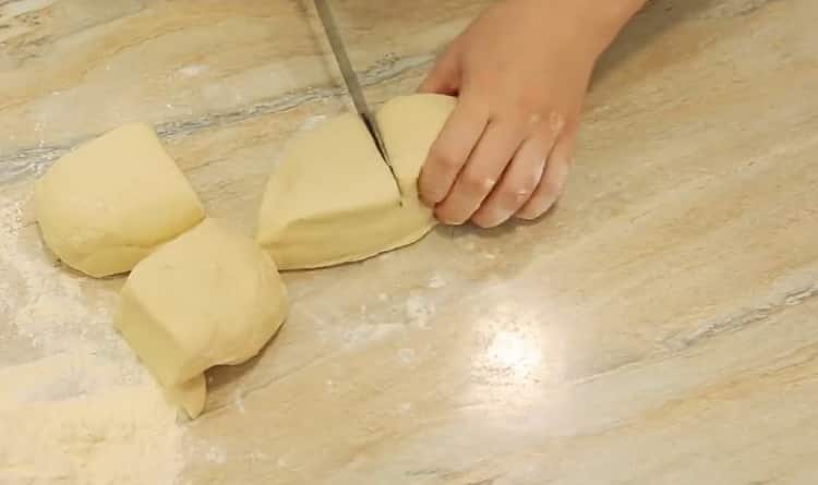 Per preparare il samsa, dividi l'impasto