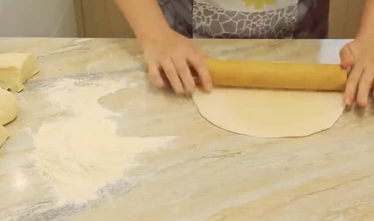 Stendi la pasta per preparare il samsa