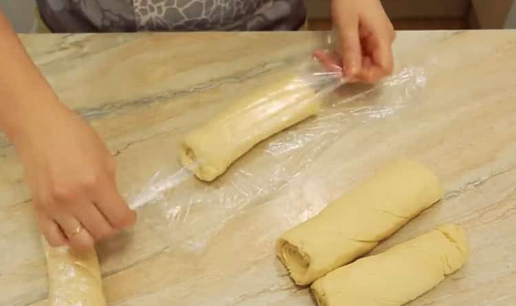 Per preparare il samsa, tagliare l'impasto