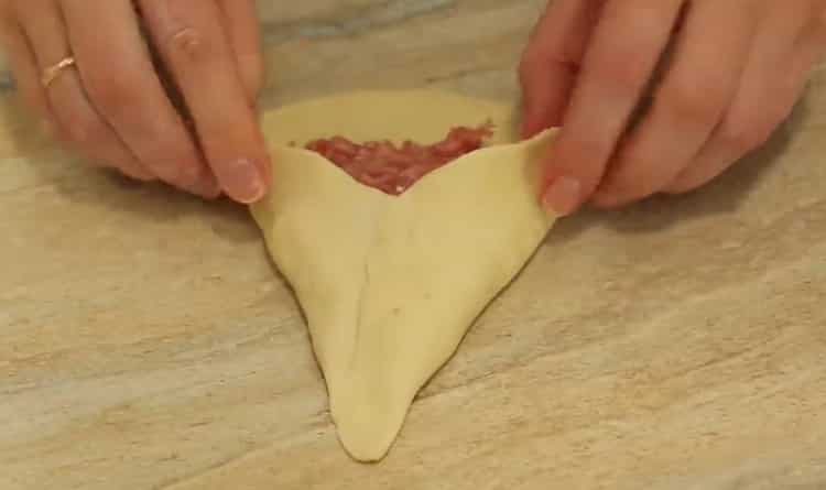 Per preparare il samsa, mettere il ripieno sull'impasto