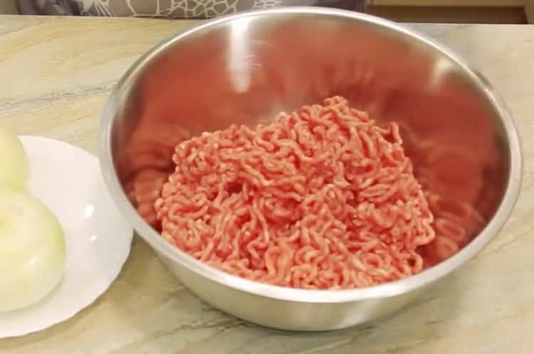 Per preparare il samsa, prepara la carne macinata