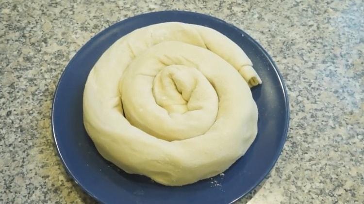 Per preparare il samsa con la zucca, stendi la pasta