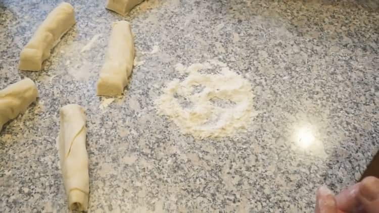 Per preparare il samsa con la zucca, dividi l'impasto