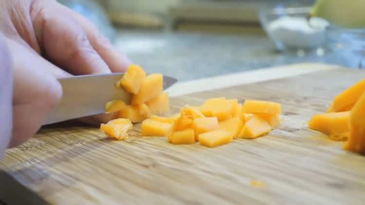 Per preparare il samsa con la zucca, tritare gli ingredienti